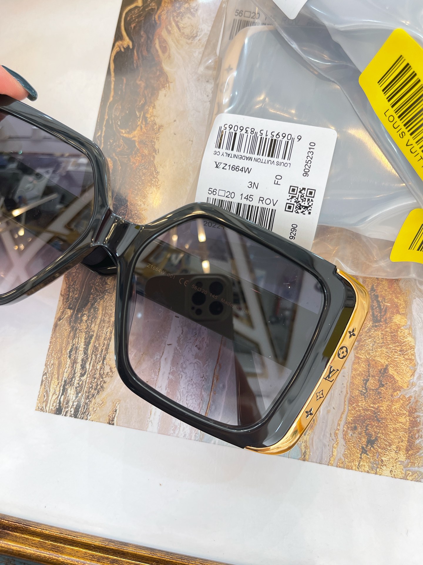 LV Moon Square Sunglasses S00 - Accessories Z1652W